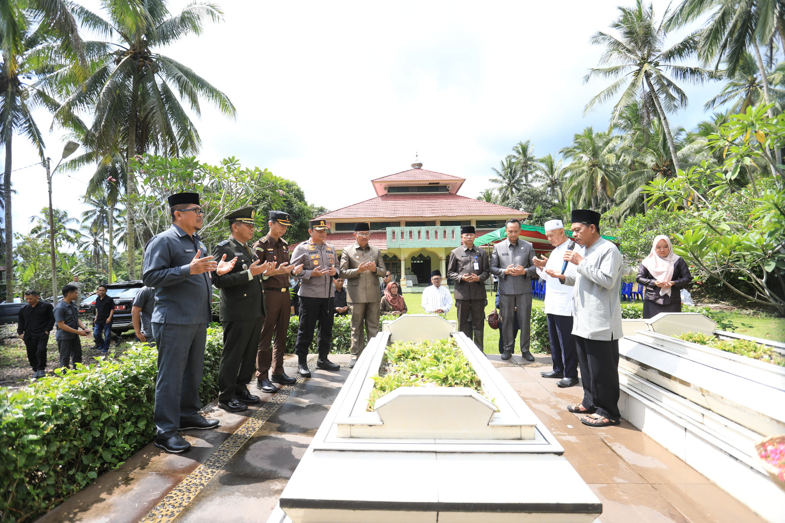 Pj Wali Kota Dan Forkopimda Ziarah Ke Makam Raja Dan Mantan Kepala